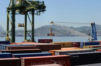Superávit da balança comercial brasileira atinge US$ 7,4 bilhões em agosto, alta de 23,8% em relação a 2025, segundo MDIC 2 Balança comercial registra superávit de US$ 7,4 bilhões em agosto
