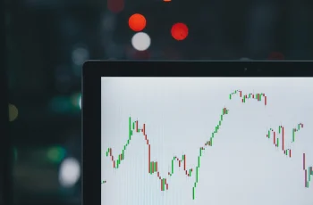 Copom reduz Selic para 13,75% ao ano, o quinto corte consecutivo 1 Ata do Copom reforça necessidade de cautela e riscos elevados