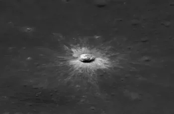 Superfície da Lua apresenta nova cratera de 222 metros, resultado de impacto com cometa ou asteroide 2 A superfície da Lua sofreu um violento encontro com um cometa ou um asteroide e possui uma enorme cicatriz de batalha para provar isso