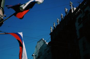 Bolsa de Moscou inicia negociação de contratos futuros perpétuos de Bitcoin, Ethereum, Solana, XRP e Tron 1 Bolsa de Moscou lança futuros perpétuos de Bitcoin, Ethereum, Solana, XRP e Tron