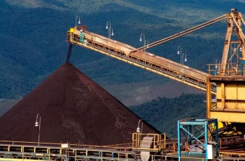 Aumento dos custos de frete marítimo pressiona rentabilidade de produtores de minério de ferro e reduz preços a níveis mais baixos em oito anos, aponta Goldman Sachs 4 Frete marítimo salta e pressiona mineradoras brasileiras: como afeta VALE3 e CMIN3?