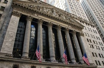 Petróleo Brent recua para US$ 104,00 por barril, enquanto WTI cai para US$ 101,28 3 Wall Street encerra sessão em terreno positivo com correção do petróleo