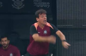 Memphis Depay defende permanência de Fernando Diniz no Corinthians após derrota para o Fluminense 12 Memphis liderou jogadores que pediram permanência de Diniz; bastidores