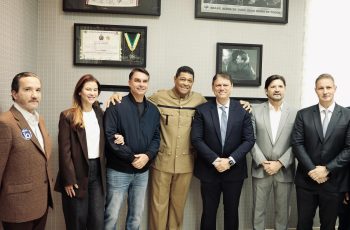 Tarcísio de Freitas e Flávio Bolsonaro participam de culto em São Paulo no Dia da Independência 10 Tarcísio troca desfile de 7 de setembro por culto ao lado de Flávio Bolsonaro