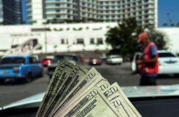 Dólar encerra a sessão a R$ 5,2165, com leve recuo de 0,07% 5 Dólar fecha estável em R$ 5,21 com cautela antes das eleições