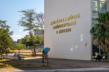 Superávit da balança comercial brasileira projetado para 2026 é de US$ 84,4 bilhões, segundo MDIC 4 Projeção de superávit pode marcar o 2º maior índice da balança comercial em 2026 :: Tribuna do Agreste
