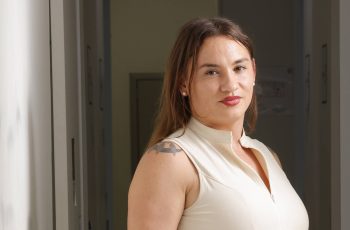 Primeira pessoa no Brasil recebe tratamento experimental de longa duração para HIV 12 Ativista é a primeira a receber injetável contra HIV - 15/10/2026 - Equilíbrio e Saúde