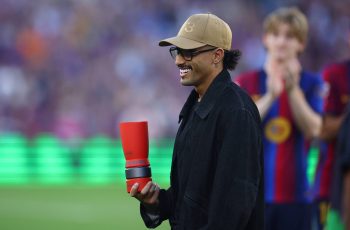 Raphinha e Frenkie de Jong recuperados, mas Hansi Flick prega cautela antes do jogo contra o Betis 4 Técnico do Barça confirma recuperação de Raphinha - 16/10/2026 - Esporte