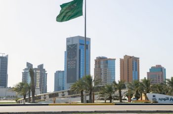 Petróleo avança a US$ 105 por barril após ataques no setor na Arábia Saudita 2 Ajuste de Milei reduz número de novos aposentados em 53% na Argentina