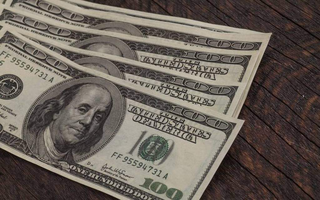 Dólar recua 0,51% e fecha a R$ 4,9757, acumulando queda de 9,35% no ano 3 Dólar fecha a R$ 4,97 e acumula queda de 9,35% no ano