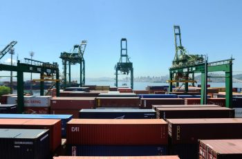 Superávit da balança comercial brasileira atinge US$ 7,74 bilhões em setembro, segundo Mdic 14 Balança comercial tem superávit de US$ 7,74 bilhões em setembro