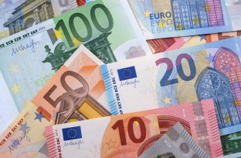 Euro recua 0,65% frente ao dólar, cotado a US$ 1,1185; no Brasil, opera próximo da estabilidade a R$ 5,60. 10 Euro cai frente ao dólar e volta para perto das mínimas de 17 meses