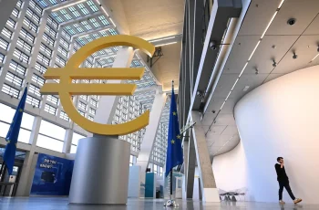 Euro recua 4,52% e fecha a R$ 5,608 após eleições presidenciais no Brasil 2 Euro despenca mais de 4% ante o real após 1º turno e crise fiscal na França