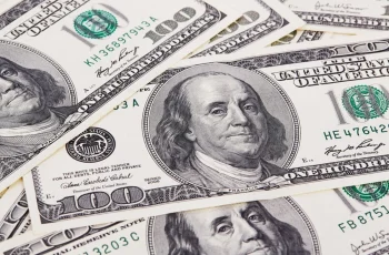 Dólar recua e fecha a R$ 4,98 nesta sexta-feira (9/10) 1 Após alta, dólar cai a R$ 4,98 com cenário eleitoral e baixa do petróleo