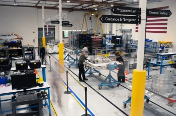 Xona Space Systems se prepara para lançar seis satélites que oferecerão precisão superior ao GPS com o serviço Pulsar 4 Technicians assemble satellites on Xona's manufacturing floor.