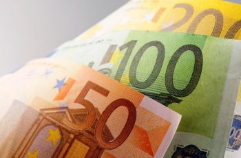 Euro à vista recua 4,52% e fecha a R$ 5,608 nesta segunda-feira 11 Euro cai 4,5% ante o real nesta segunda (5)
