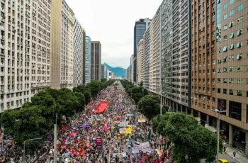 Estudantes do Rio de Janeiro organizam manifestação contra a extrema-direita e propostas de Flávio Bolsonaro 9 Estudantes organizam manifestação contra Flávio Bolsonaro no Rio