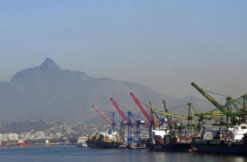 Petróleo Brent é cotado a cerca de US$ 100 por barril, impactando previsões de superávit da balança comercial brasileira para 2026 8 Previsão de superávit comercial de 2026 cai para US$ 84,4 bilhões