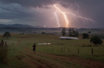 Alerta de tempestade em Pelotas e região com ventos de até 100 km/h e risco de corte de energia elétrica 5 Tempestade com raios ao fundo