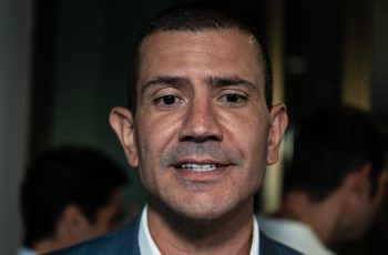 Douglas Ruas é eleito governador do Rio de Janeiro e enfrenta investigação por crimes licitatórios antes de assumir o cargo 10 Após 5 governadores presos, Rio terá governador investigado antes da posse