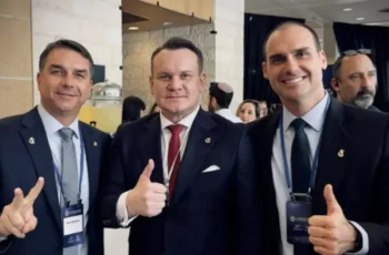 Dominik Tarcyński pede informações sobre brasileiras que votaram no exterior após eleições de 4 de outubro 1 Aliado de Flávio Bolsonaro, deputado polonês diz que ajudará a deportar brasileiras que votaram em Lula