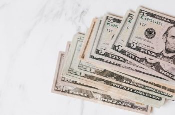 Dólar comercial recua 4,12% e fecha a R$ 5, menor cotação desde maio 2 Com fluxo de capital estrangeiro no Brasil, dólar despenca