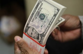 Dólar avança 0,67% e fecha a R$ 5,0078 na venda 9 Dólar volta a superar os R$5 depois de rali do real pós 1º turno e com...