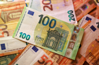 Dólar à vista recua 5,41% e fecha a R$ 5,555 na venda 6 Euro despenca 5% ante real com crise fiscal na França e eleição no Brasil