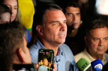 Flávio Bolsonaro planeja participar de debates no segundo turno e busca apoio de candidatos derrotados 5 Flávio Bolsonaro quer debater com Lula, afirma coordenador de campanha | Eleições 2026