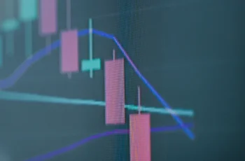 Ibovespa avança 0,94% e fecha aos 206.220,24 pontos na quinta-feira (8) 4 Ibovespa fecha aos 206.220 pontos e dólar sobe a R$ 5,02
