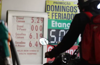 Petróleo Brent recua para US$ 104,25 por barril após alta de 0,35% na quarta-feira 4 Reação à crise do petróleo: para 100 países, prioridade foi conter preços