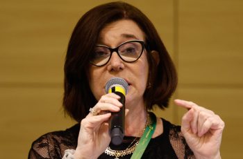Petróleo Brent oscila a US$ 103 com incertezas sobre preços devido a declarações de Trump 5 'Incerteza continua e Brent deve demorar mais para cair', diz Magda