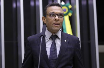 Otoni de Paula, ex-bolsonarista, declara apoio à reeleição de Lula e critica polarização entre evangélicos 4 Articulador de Caiado junto a evangélicos, deputado que foi vice-líder de Bolsonaro anuncia voto em Lula: 'Fundamental'