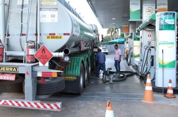 Petróleo atinge US$ 106 por barril em meio a conflitos no Oriente Médio 5 Diesel importado passa a ter subvenção de R$ 1,40 no Brasil