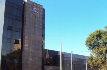 Corinthians enfrenta dificuldades financeiras e debate soluções para dívidas do estádio e administração do clube 12 Corinthians: Venda do Parque São Jorge para pagar arena é debatida