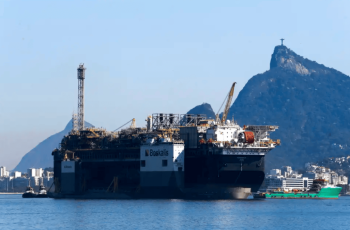 Petróleo Brent é cotado a US$ 100 após queda nas projeções de superavit da balança comercial brasileira para 2026. 8 Plataforma petróleo