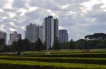 Chuvas esparsas e alta umidade marcam o dia em Curitiba com possibilidade de chuvas fortes 12 Curitiba registra clima chuvoso com temperaturas entre 13°C a 20°C nesta segunda-feira