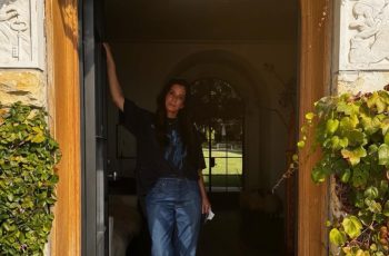 Sandra Bullock vende propriedade rural em Valley Center por US$ 5,6 milhões após 15 anos de transformações e cultivo orgânico. 3 Aos 62 anos, atriz transformou propriedade de 91 acres em pomar orgânico com 1.200 abacateiros
