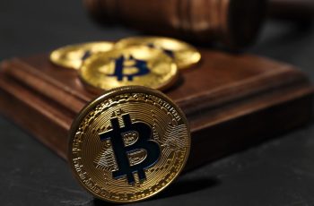 Bitcoin cai para US$ 83.800, com liquidações de US$ 555,6 milhões em 24 horas 1 Bitcoin Enfrenta Alta do Petróleo e do Dólar Após Breve Queda Abaixo de US$ 84.000